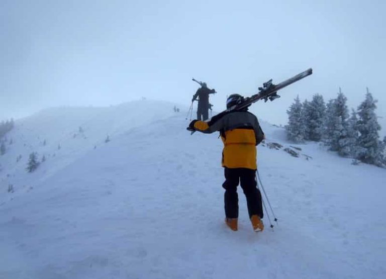 carrying skis