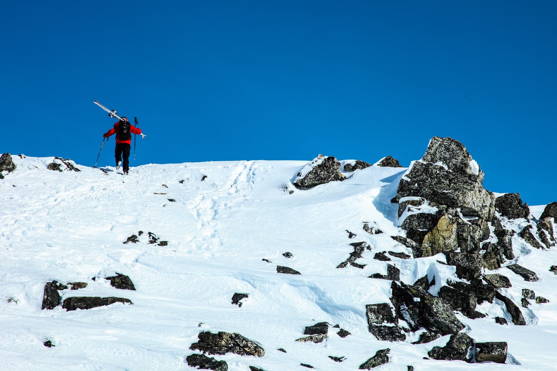 carrying ski
