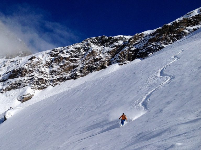 powder skiing lines