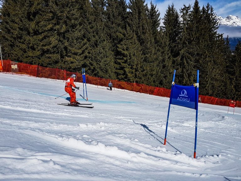 slalom skiing