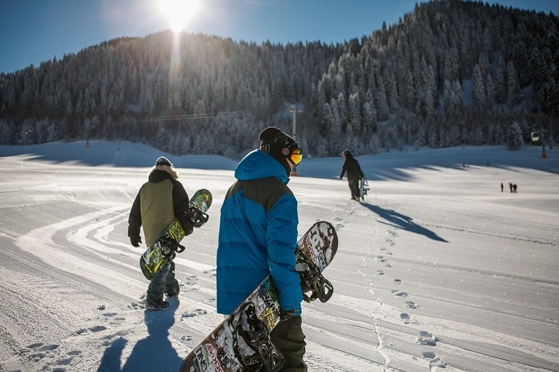holding-snowboard