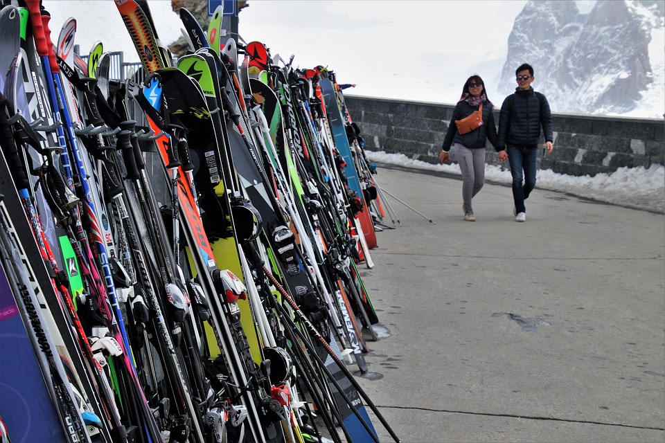 skis