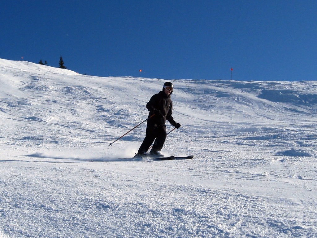 Skiing-in-black