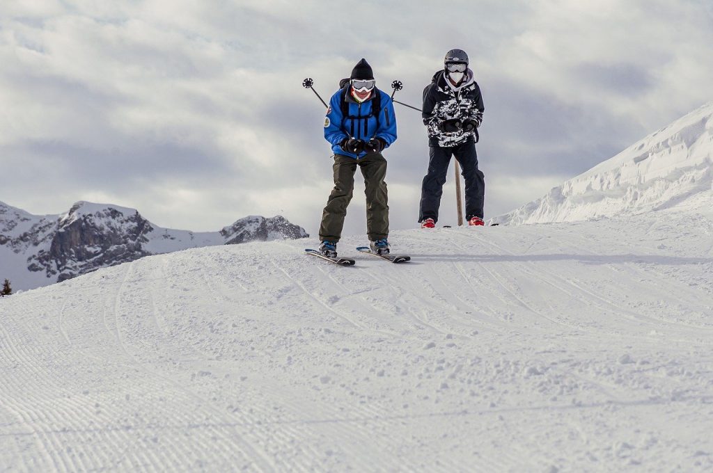 friends-skiing