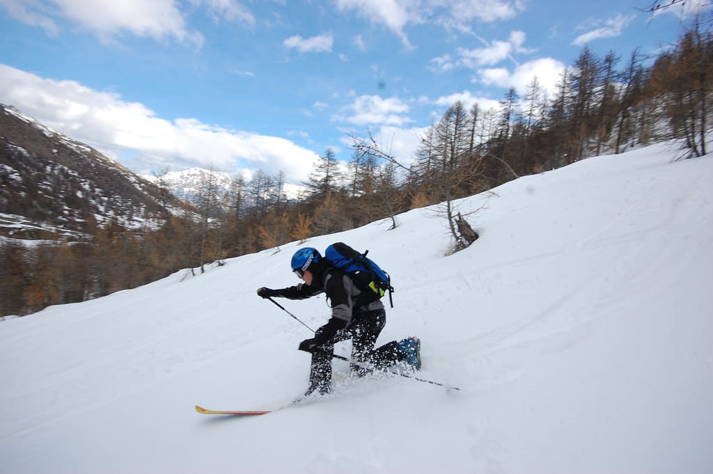 skiing-with-bag