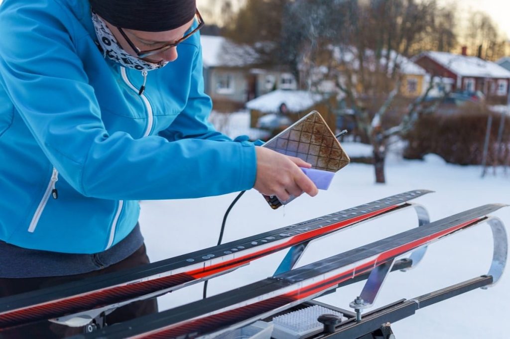 Waxing Ski