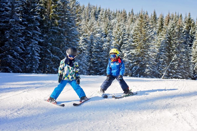 kids skiing