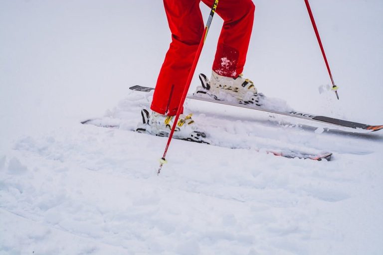 red pant ski