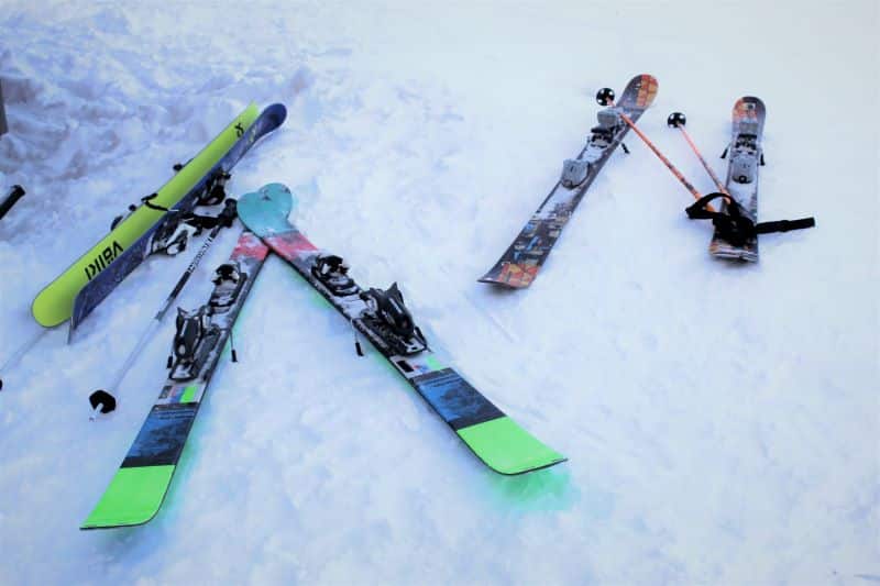 skiis gear