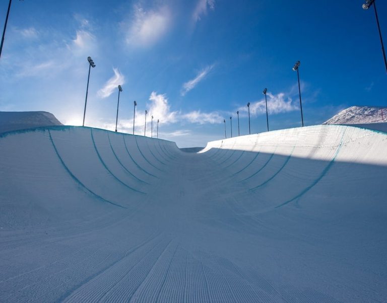 snow halfpipe