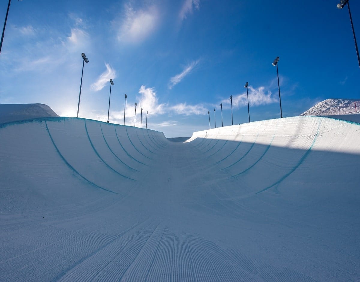 snow halfpipe