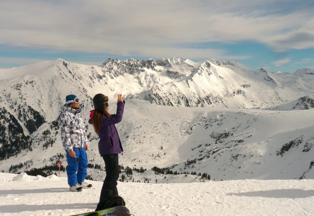 couple ski mountain