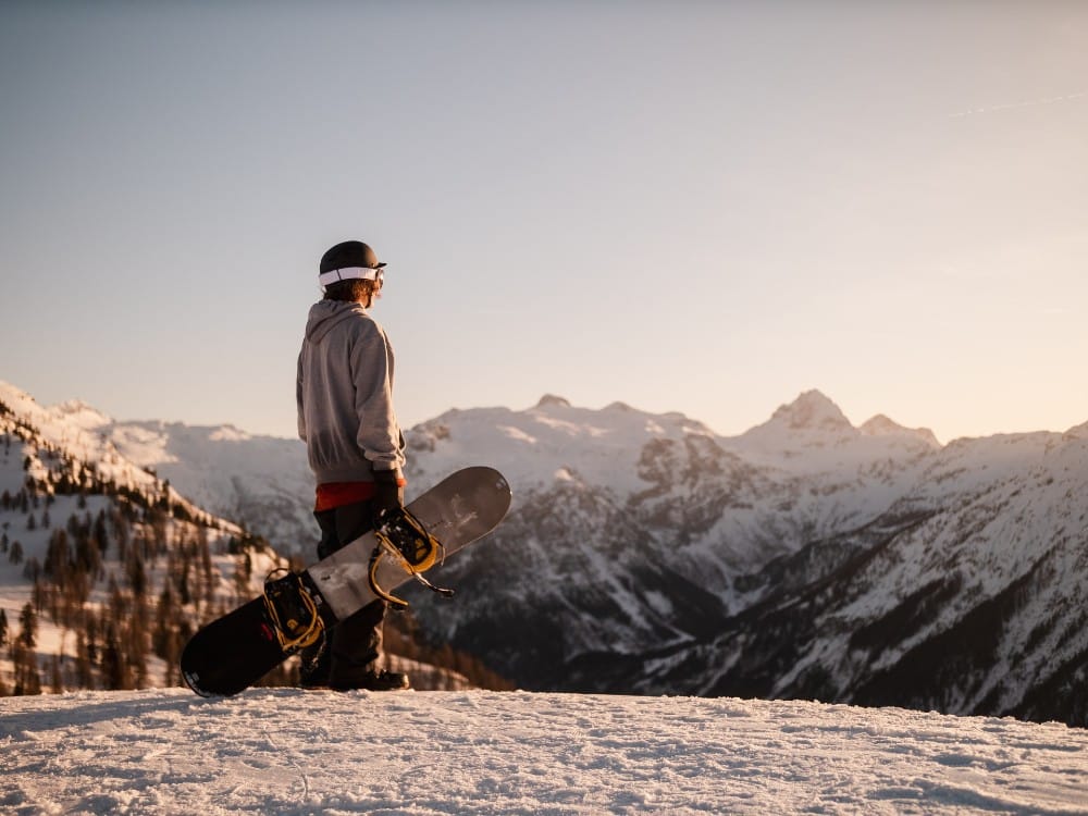 solo snowboarder