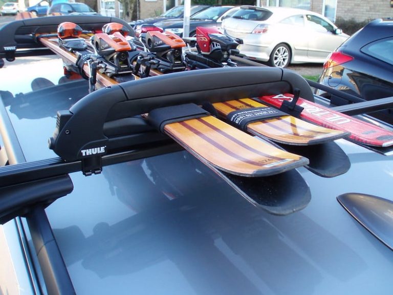 skis on car