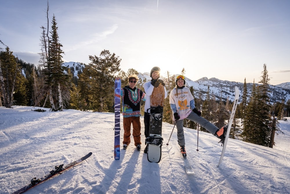 Skiers and snowboarder friends