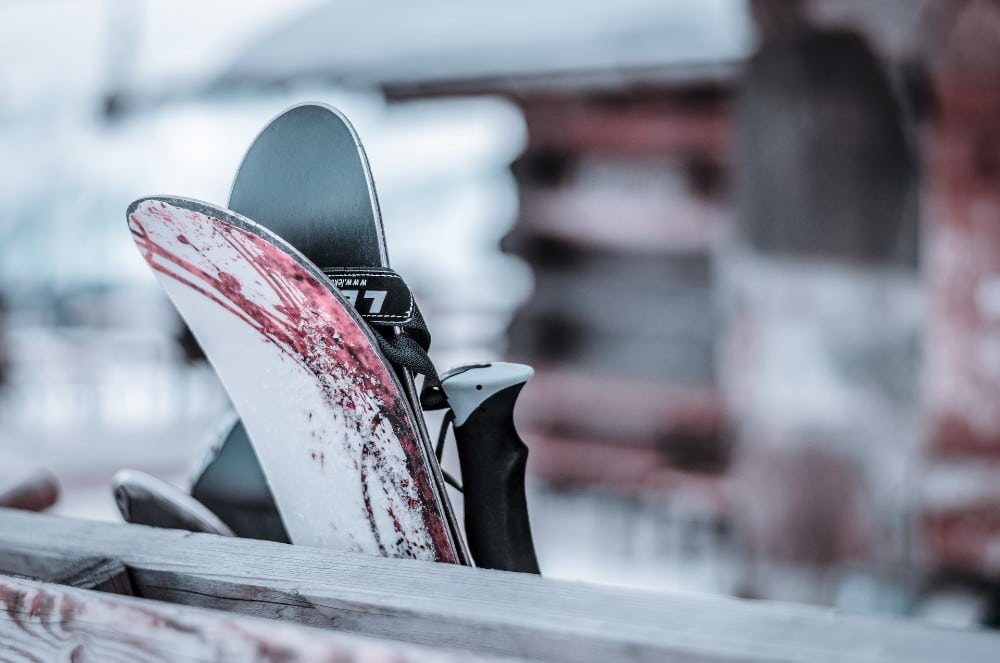 skis