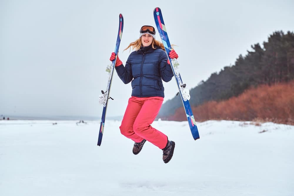 holding skis